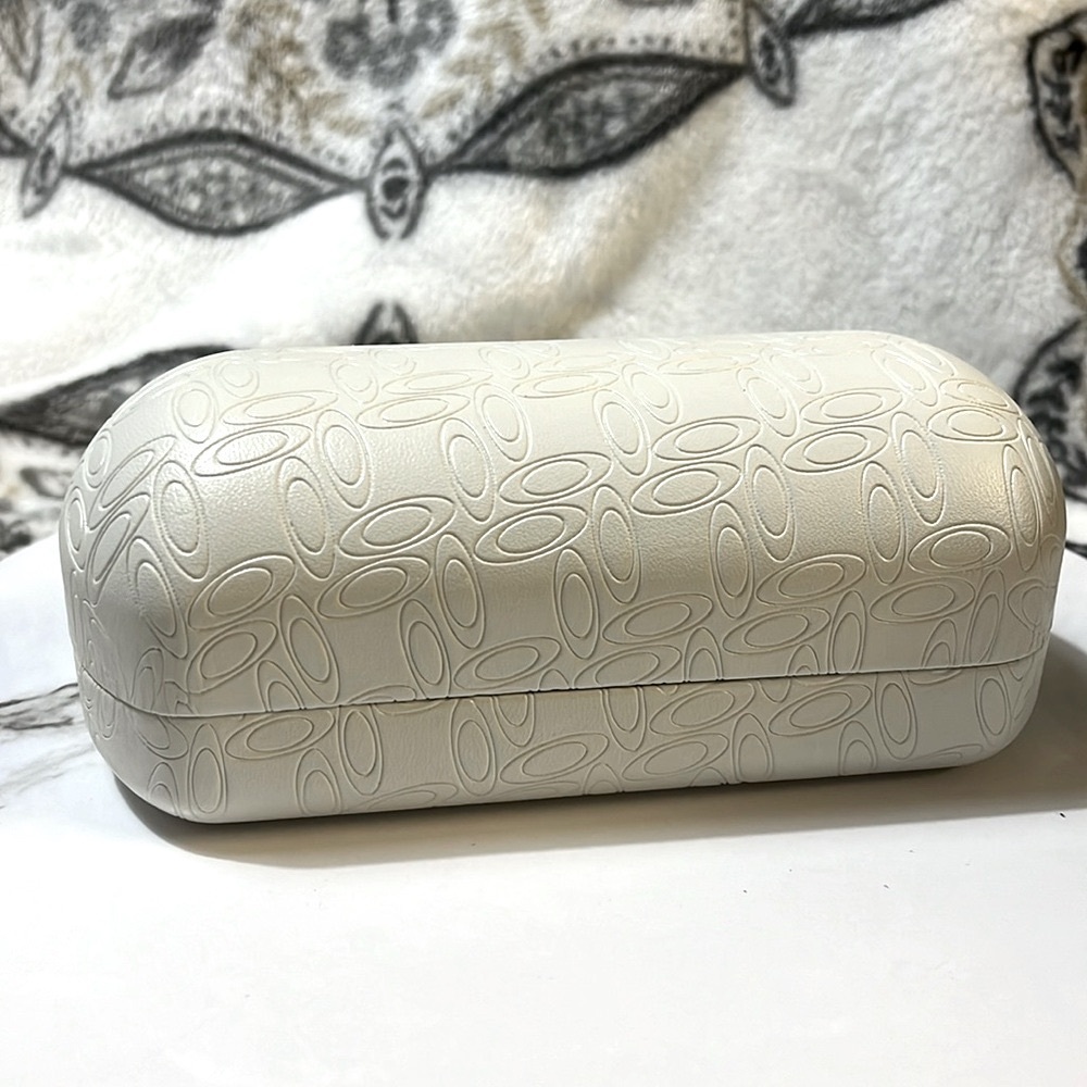 Oakley Logo "Signature O" Hard shell Men’s Sunglasses Case, White - Picture 2 of 7